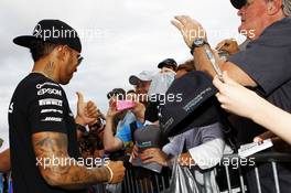 Lewis Hamilton (GBR) Mercedes AMG F1 with fans. 22.10.2015. Formula 1 World Championship, Rd 16, United States Grand Prix, Austin, Texas, USA, Preparation Day.