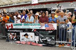 Lewis Hamilton (GBR) Mercedes AMG F1 fans and banner. 22.10.2015. Formula 1 World Championship, Rd 16, United States Grand Prix, Austin, Texas, USA, Preparation Day.