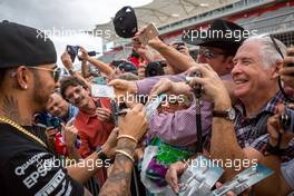 Lewis Hamilton (GBR) Mercedes AMG F1 signs autographs for the fans. 22.10.2015. Formula 1 World Championship, Rd 16, United States Grand Prix, Austin, Texas, USA, Preparation Day.