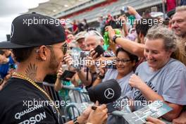 Lewis Hamilton (GBR) Mercedes AMG F1 signs autographs for the fans. 22.10.2015. Formula 1 World Championship, Rd 16, United States Grand Prix, Austin, Texas, USA, Preparation Day.