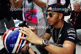 Lewis Hamilton (GBR) Mercedes AMG F1 with a young fan. 22.10.2015. Formula 1 World Championship, Rd 16, United States Grand Prix, Austin, Texas, USA, Preparation Day.