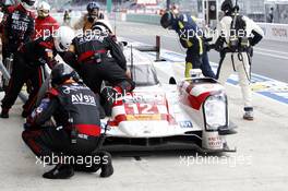 Pitstop, Nicolas Prost, Nick Heidfeld, Mathias Beche #12 Rebellion Racing Rebellion R-One 13.06.2015. Le Mans 24 Hour, Race, Le Mans, France.
