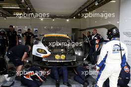 Repair break for Francesco Castellacci, Roald Goethe, Stuart Hall #96 Aston Martin Racing Aston Martin Vantage GTE 13.06.2015. Le Mans 24 Hour, Race, Le Mans, France.