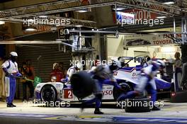 Pitstop, Alexander Wurz, Stéphane Sarrazin, Mike Conway #2 Toyota Racing Toyota TS040 Hybrid 14.06.2015. Le Mans 24 Hour, Race, Le Mans, France.