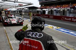 Pitstop, Marcel Fässler, Andre Lotterer, Benoit Tréluyer #7 Audi Sport Team Joest Audi R18 e-tron quattro 13.06.2015. Le Mans 24 Hour, Race, Le Mans, France.