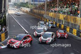 Race 1, Pepe Oriola (ESP) SEAT Leon, Team Craft-Bamboo LUKOIL and Gianni Morbidelli (ITA) Honda Civic TCR, West Coast Racing 20-22.11.2015. TCR International Series, Rd 11, Macau, China.