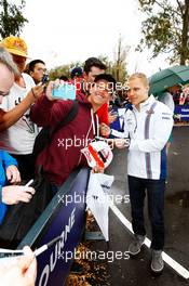 Valtteri Bottas (FIN) Williams with fans. 18.03.2016. Formula 1 World Championship, Rd 1, Australian Grand Prix, Albert Park, Melbourne, Australia, Practice Day.