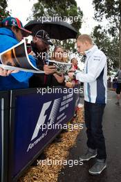 Valtteri Bottas (FIN) Williams with fans. 18.03.2016. Formula 1 World Championship, Rd 1, Australian Grand Prix, Albert Park, Melbourne, Australia, Practice Day.
