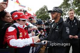 Lewis Hamilton (GBR) Mercedes AMG F1 with fans. 18.03.2016. Formula 1 World Championship, Rd 1, Australian Grand Prix, Albert Park, Melbourne, Australia, Practice Day.