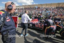 Adrian Newey (GBR) Red Bull Racing Chief Technical Officer looks at the Scuderia Toro Rosso STR11 on the grid. 20.03.2016. Formula 1 World Championship, Rd 1, Australian Grand Prix, Albert Park, Melbourne, Australia, Race Day.