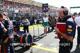 Adrian Newey (GBR) Red Bull Racing Chief Technical Officer look at the Scuderia Toro Rosso STR11 of Max Verstappen (NLD) Scuderia Toro Rosso on the grid. 20.03.2016. Formula 1 World Championship, Rd 1, Australian Grand Prix, Albert Park, Melbourne, Australia, Race Day.