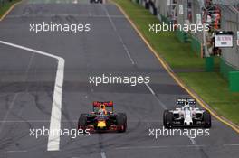 (L to R): Daniel Ricciardo (AUS) Red Bull Racing RB12 and Felipe Massa (BRA) Williams FW38 battle for position. 20.03.2016. Formula 1 World Championship, Rd 1, Australian Grand Prix, Albert Park, Melbourne, Australia, Race Day.