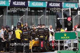 Kevin Magnussen (DEN) Renault Sport F1 Team RS16 in the pits as the race is stopped. 20.03.2016. Formula 1 World Championship, Rd 1, Australian Grand Prix, Albert Park, Melbourne, Australia, Race Day.