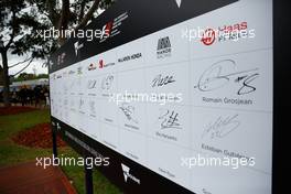 Drivers' autograph board. 19.03.2016. Formula 1 World Championship, Rd 1, Australian Grand Prix, Albert Park, Melbourne, Australia, Qualifying Day.