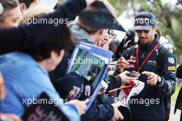 Daniel Ricciardo (AUS) Red Bull Racing signs autographs for the fans. 19.03.2016. Formula 1 World Championship, Rd 1, Australian Grand Prix, Albert Park, Melbourne, Australia, Qualifying Day.
