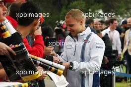Valtteri Bottas (FIN) Williams signs autographs for the fans. 19.03.2016. Formula 1 World Championship, Rd 1, Australian Grand Prix, Albert Park, Melbourne, Australia, Qualifying Day.
