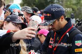 Daniel Ricciardo (AUS) Red Bull Racing signs autographs for the fans. 19.03.2016. Formula 1 World Championship, Rd 1, Australian Grand Prix, Albert Park, Melbourne, Australia, Qualifying Day.