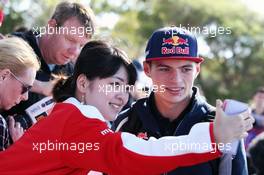 Max Verstappen (NLD) Scuderia Toro Rosso with fans. 20.03.2016. Formula 1 World Championship, Rd 1, Australian Grand Prix, Albert Park, Melbourne, Australia, Race Day.