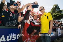 Kevin Magnussen (DEN) Renault Sport F1 Team with fans. 20.03.2016. Formula 1 World Championship, Rd 1, Australian Grand Prix, Albert Park, Melbourne, Australia, Race Day.