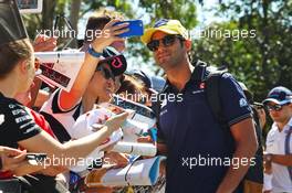 Felipe Nasr (BRA) Sauber F1 Team with fans. 20.03.2016. Formula 1 World Championship, Rd 1, Australian Grand Prix, Albert Park, Melbourne, Australia, Race Day.