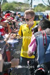 Kevin Magnussen (DEN) Renault Sport F1 Team signs autographs for the fans. 20.03.2016. Formula 1 World Championship, Rd 1, Australian Grand Prix, Albert Park, Melbourne, Australia, Race Day.