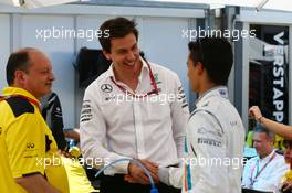 (L to R): Frederic Vasseur (FRA) Renault Sport F1 Team Racing Director with Toto Wolff (GER) Mercedes AMG F1 Shareholder and Executive Director and Pascal Wehrlein (GER) Manor Racing. 20.03.2016. Formula 1 World Championship, Rd 1, Australian Grand Prix, Albert Park, Melbourne, Australia, Race Day.
