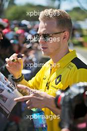 Kevin Magnussen (DEN) Renault Sport F1 Team signs autographs for the fans. 20.03.2016. Formula 1 World Championship, Rd 1, Australian Grand Prix, Albert Park, Melbourne, Australia, Race Day.