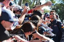 Daniel Ricciardo (AUS) Red Bull Racing signs autographs for the fans. 20.03.2016. Formula 1 World Championship, Rd 1, Australian Grand Prix, Albert Park, Melbourne, Australia, Race Day.