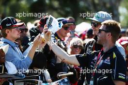 Nico Hulkenberg (GER) Sahara Force India F1 with fans. 20.03.2016. Formula 1 World Championship, Rd 1, Australian Grand Prix, Albert Park, Melbourne, Australia, Race Day.