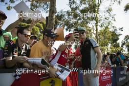Nico Hulkenberg (GER) Sahara Force India F1 with fans. 17.03.2016. Formula 1 World Championship, Rd 1, Australian Grand Prix, Albert Park, Melbourne, Australia, Preparation Day.