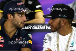 Daniel Ricciardo (AUS), Red Bull Racing and Lewis Hamilton (GBR), Mercedes AMG F1 Team  17.03.2016. Formula 1 World Championship, Rd 1, Australian Grand Prix, Albert Park, Melbourne, Australia, Preparation Day.