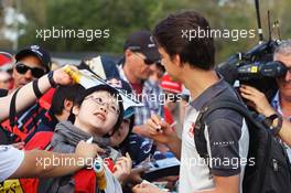 Esteban Gutierrez (MEX) Haas F1 Team with fans. 17.03.2016. Formula 1 World Championship, Rd 1, Australian Grand Prix, Albert Park, Melbourne, Australia, Preparation Day.