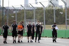 Nico Hulkenberg (GER) Sahara Force India F1 walks the circuit with the team. 16.03.2016. Formula 1 World Championship, Rd 1, Australian Grand Prix, Albert Park, Melbourne, Australia, Preparation Day.