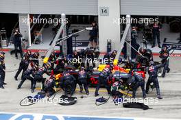 Daniel Ricciardo (AUS) Red Bull Racing RB12 makes a pit stop. 03.07.2016. Formula 1 World Championship, Rd 9, Austrian Grand Prix, Spielberg, Austria, Race Day.
