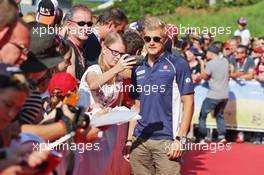 Marcus Ericsson (SWE) Sauber F1 Team with fans. 02.07.2016. Formula 1 World Championship, Rd 9, Austrian Grand Prix, Spielberg, Austria, Qualifying Day.
