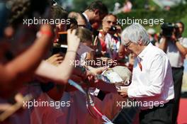 Bernie Ecclestone (GBR) signs autographs for the fans. 02.07.2016. Formula 1 World Championship, Rd 9, Austrian Grand Prix, Spielberg, Austria, Qualifying Day.