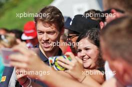 Daniil Kvyat (RUS) Scuderia Toro Rosso with fans. 02.07.2016. Formula 1 World Championship, Rd 9, Austrian Grand Prix, Spielberg, Austria, Qualifying Day.