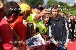 Daniil Kvyat (RUS) Scuderia Toro Rosso with fans. 02.07.2016. Formula 1 World Championship, Rd 9, Austrian Grand Prix, Spielberg, Austria, Qualifying Day.