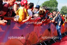 Daniil Kvyat (RUS) Scuderia Toro Rosso with fans. 02.07.2016. Formula 1 World Championship, Rd 9, Austrian Grand Prix, Spielberg, Austria, Qualifying Day.