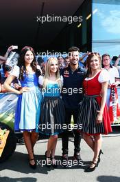 Daniel Ricciardo (AUS) Red Bull Racing with Formula Una girls. 02.07.2016. Formula 1 World Championship, Rd 9, Austrian Grand Prix, Spielberg, Austria, Qualifying Day.