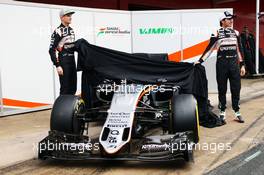 (L to R): Nico Hulkenberg (GER) Sahara Force India F1 and Sergio Perez (MEX) Sahara Force India F1 unveil the Sahara Force India F1 VJM09. 22.02.2016. Formula One Testing, Day One, Barcelona, Spain. Monday.