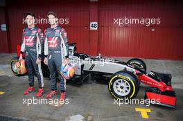 (L to R): Esteban Gutierrez (MEX) Haas F1 Team and Romain Grosjean (FRA) Haas F1 Team unveil the Haas VF-16. 22.02.2016. Formula One Testing, Day One, Barcelona, Spain. Monday.