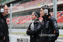 (L to R): Tom McCullough (GBR) Sahara Force India F1 Team Chief Engineer with Sergio Perez (MEX) Sahara Force India F1 and Tim Wright (GBR) Sahara Force India F1 Team Race Engineer. 22.02.2016. Formula One Testing, Day One, Barcelona, Spain. Monday.
