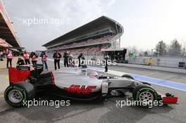 Esteban Gutierrez (MEX) Haas F1 Team leaves the pits. 22.02.2016. Formula One Testing, Day One, Barcelona, Spain. Monday.