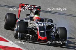 Esteban Gutierrez (MEX) Haas F1 Team VF-16 locks up under braking. 25.02.2016. Formula One Testing, Day Four, Barcelona, Spain. Thursday.