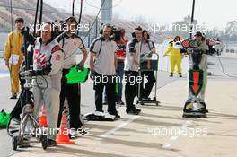 Haas F1 Team mechanics in the pits. 23.02.2016. Formula One Testing, Day Two, Barcelona, Spain. Tuesday.