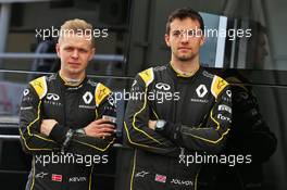 (L to R): Kevin Magnussen (DEN) Renault Sport F1 Team with team mate Jolyon Palmer (GBR) Renault Sport F1 Team. 23.02.2016. Formula One Testing, Day Two, Barcelona, Spain. Tuesday.