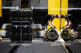 Renault Sport F1 Team mechanic with Pirelli tyres. 23.02.2016. Formula One Testing, Day Two, Barcelona, Spain. Tuesday.
