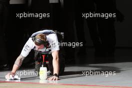 McLaren mechanic cleans the pit garage floor. 23.02.2016. Formula One Testing, Day Two, Barcelona, Spain. Tuesday.