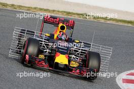 Daniil Kvyat (RUS) Red Bull Racing RB12 running sensor equipment. 24.02.2016. Formula One Testing, Day Three, Barcelona, Spain. Wednesday.